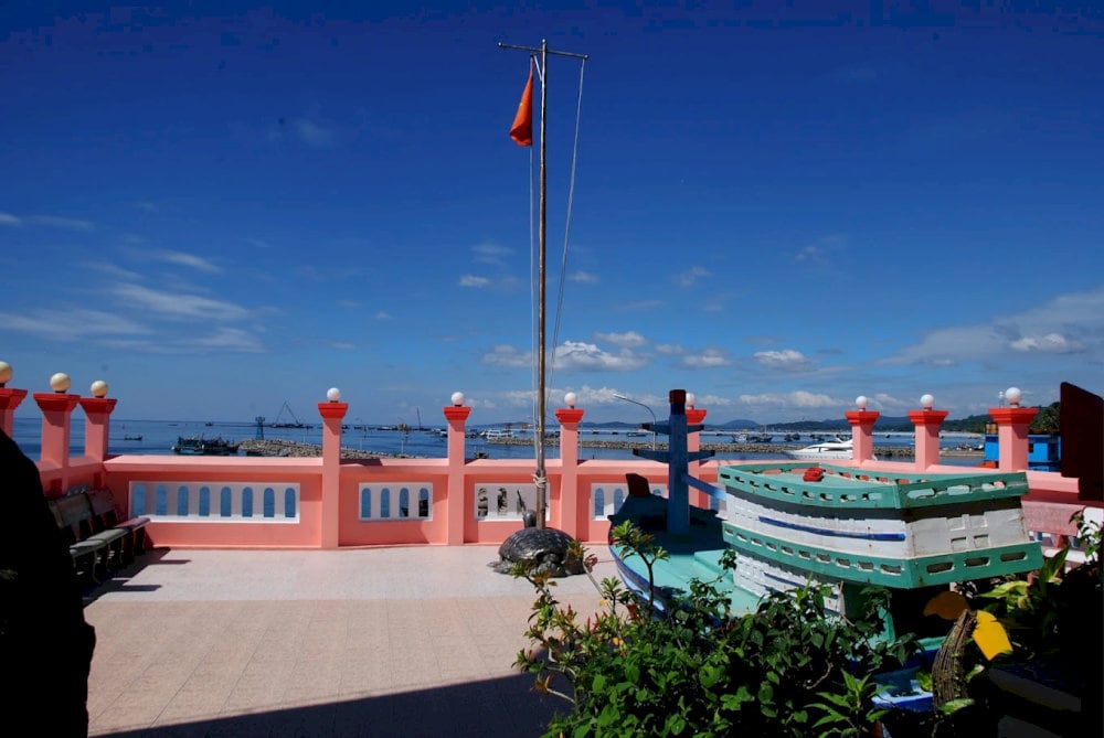 The best time to visit is the dry season (November to April), when sunny skies offer clear and beautiful views of the ocean
